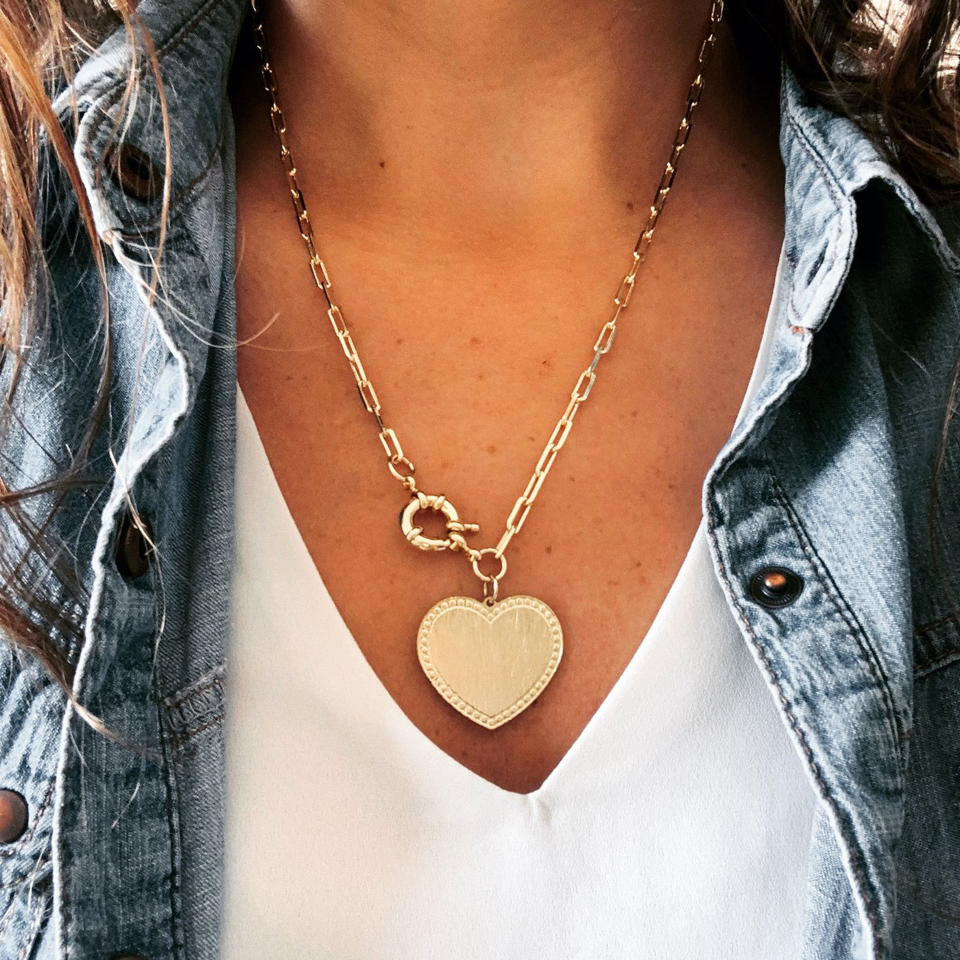 Collar bronce con baño de oro corazón