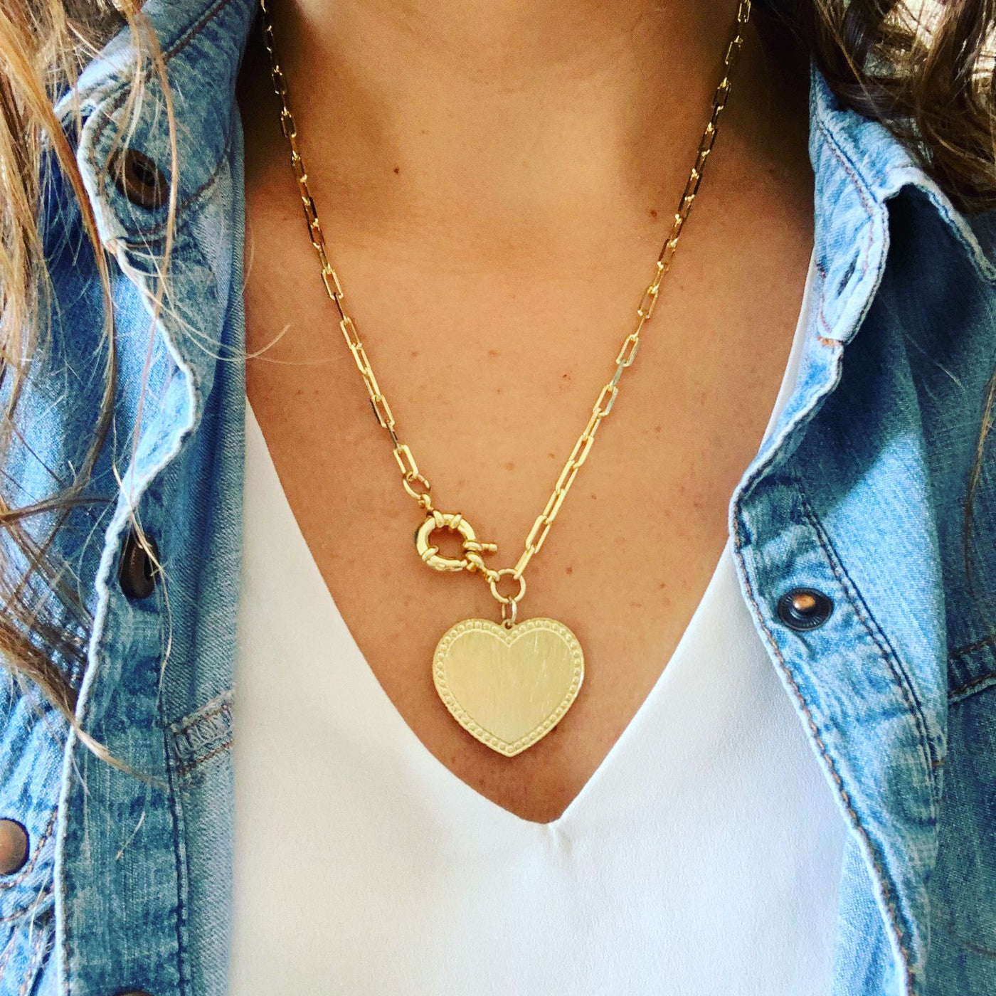 Collar bronce con baño de oro corazón