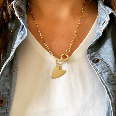 Collar bronce con baño de oro corazón alargado