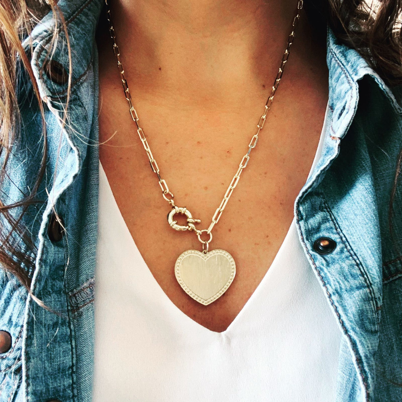 Collar bronce con baño de oro corazón