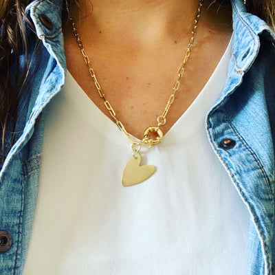 Collar bronce con baño de oro corazón alargado